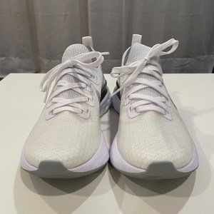 Women's Nike React Infinity Run Flyknit in White Metallic Silver Size 8